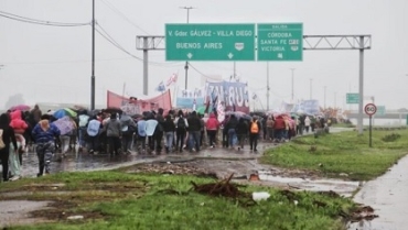 Corte en autopista Rosario – Buenos Aires por reclamo de políticas sociales