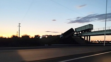 Corte de tránsito: Un camión quedó colgando en la autopista Rosario-Santa Fe