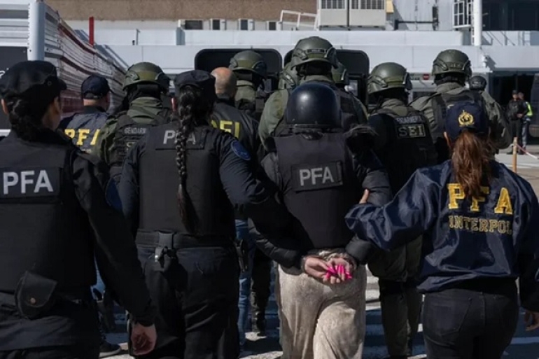 Extraditada desde Paraguay: Llegó a Rosario la pareja detenida tras Boda narco de Ybarlucea