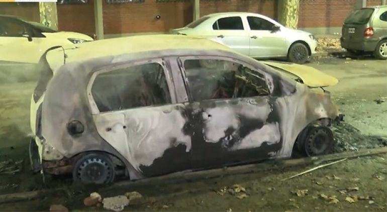 Belgrano-Independiente: Asados en la previa y dos autos incendiados en Arroyito