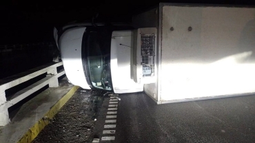 Volcó un camión en la autopista que interrumpe el regreso de hinchas de Newell´s