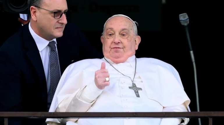 El médico del Papa contó que estuvo dos veces al borde de la muerte