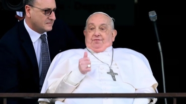 El médico del Papa contó que estuvo dos veces al borde de la muerte