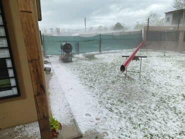 Feroz tormenta de granizo en Rosario y la región cubrió de blanco todo a su paso y generó importantes destrozos
