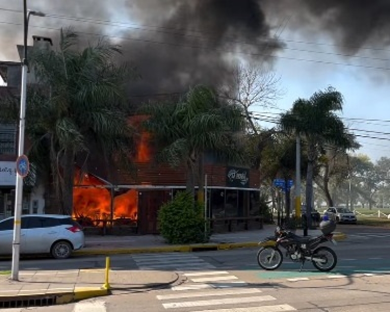 Incendio con pérdidas totales en una parrilla de San Lorenzo