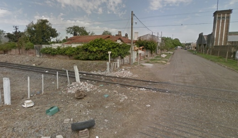 Un tren arrolló a una mujer que quiso salvar a su perro en las vías