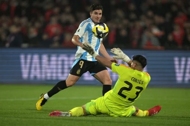 Argentina ganó en Santiago y dejó a Chile al borde de la eliminación