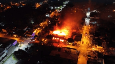 Incendio en una fábrica de muebles en Cañada de Gómez, las pérdidas fueron totales