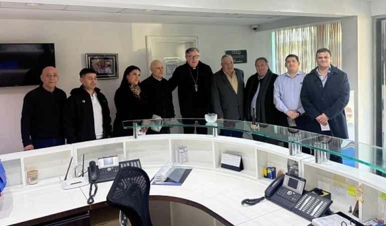 EL ARZOBISPO DE ROSARIO VISITÓ EL MONUMENTO A LOS ESTIBADORES Y LA COOPERATIVA PORTUARIA DE PUERTO GENERAL SAN MARTÍN