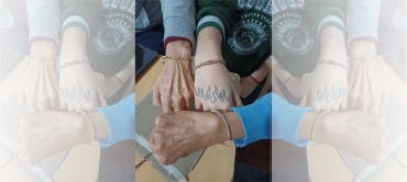Pulseras de la amistad: un proyecto de la ONG Huellas para aliviar la soledad
