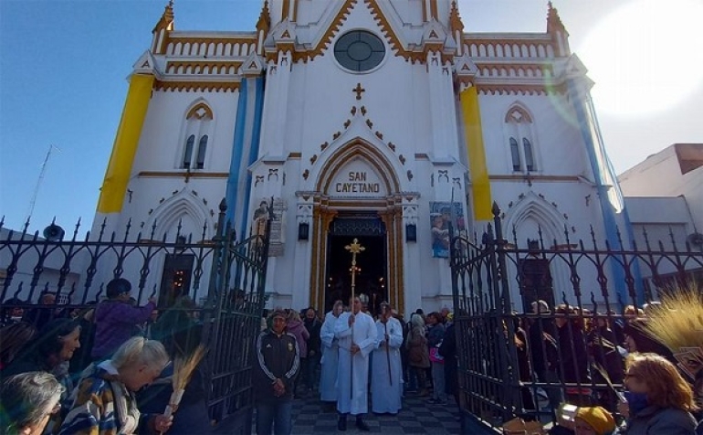 San Cayetano en Rosario, procesión, cortes de calles y formas de llegar