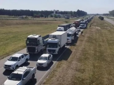 Autopista Rosario-Buenos Aires: Corte de tránsito por un derrame de material tóxico