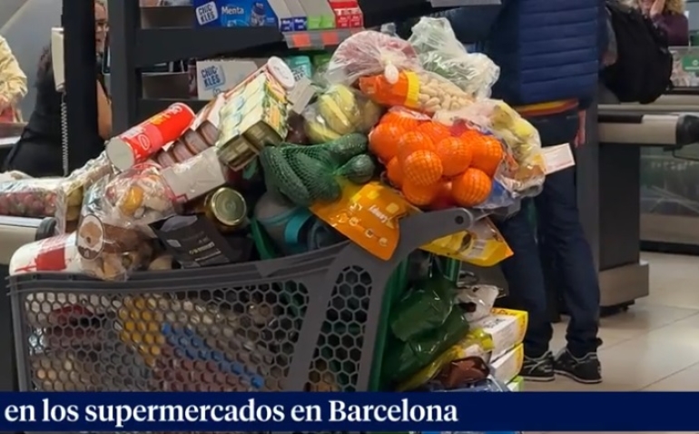 Colas y estanterías vacías en los supermercados
