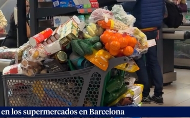 Colas y estanterías vacías en los supermercados