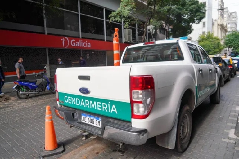 Allanamiento en un banco, estudio jurídico y una empresa