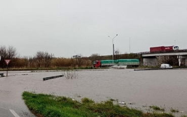 Corte por anegamiento en ruta 33 entre Pujato y la AO12