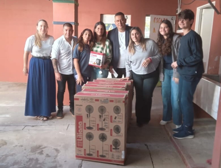 Funes, Mario Gigena entregó materiales para el funcionamiento de la escuela EESO 728