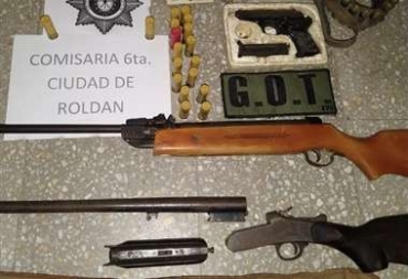 Encontraron un arsenal en Roldán. Pistolas y fusiles enterrados en barriles.