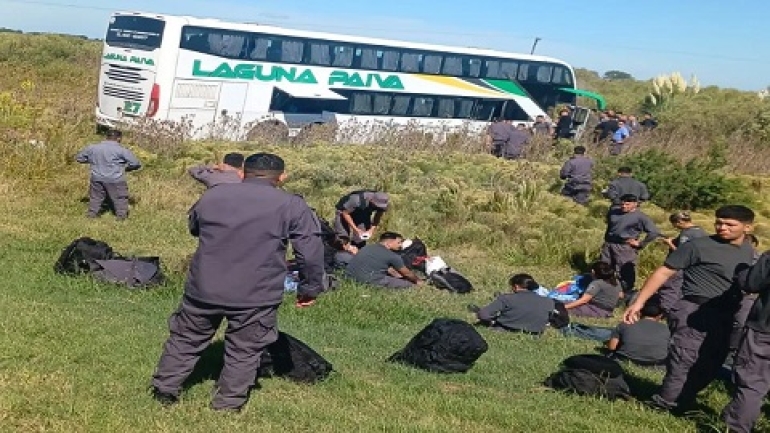 Grave choque entre un colectivo del Servicio Penitenciario y una camioneta en la autopista Rosario-Santa Fe