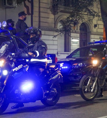 Apartaron de sus funciones a dos policías detenidos por robar u$s 1.500 durante un control de tránsito