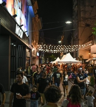 Rosario vive la Noche de las Peatonales con una multitud recorriendo la zona Rosario vive la Noche de las Peatonales con una multitud recorriendo la zona