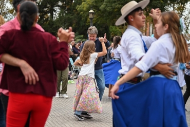 VILLA GOBERNADOR GÁLVEZ CELEBRÓ EL 25 DE MAYO CON UN FESTIVAL CHAMAMECERO