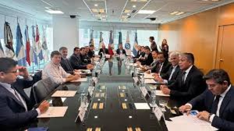 Gobernadores piden reunión con Milei por la reforma fiscal y la caída de fondos