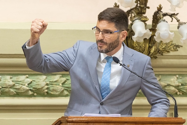 El doble discurso de Pullaro: mientras proclama austeridad otorga cargos con abultados sueldos y sin concurso