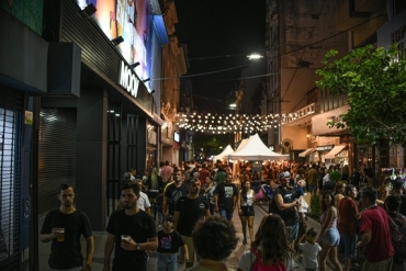 Rosario vive la Noche de las Peatonales con una multitud recorriendo la zona