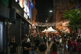 Rosario vive la Noche de las Peatonales con una multitud recorriendo la zona