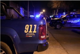 Asesinaron a una mujer y su hijo adolescente permanece internado