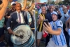 El alcalde de Kansas City agit&oacute; con el bombo durante el banderazo argentino
