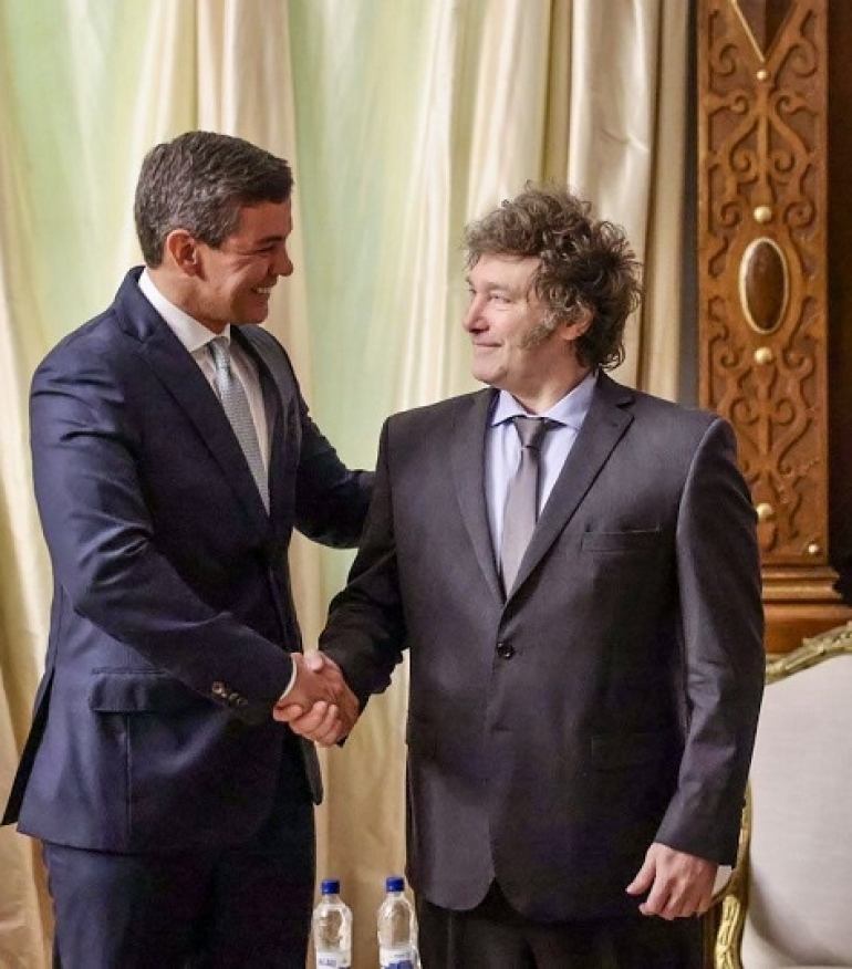 Crisis del Mercosur: Milei viaja de imprevisto a Paraguay para reunirse con el presidente Peña