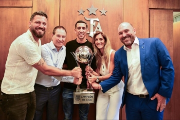 Central recibe un trofeo como Campeón de la Liga 2025