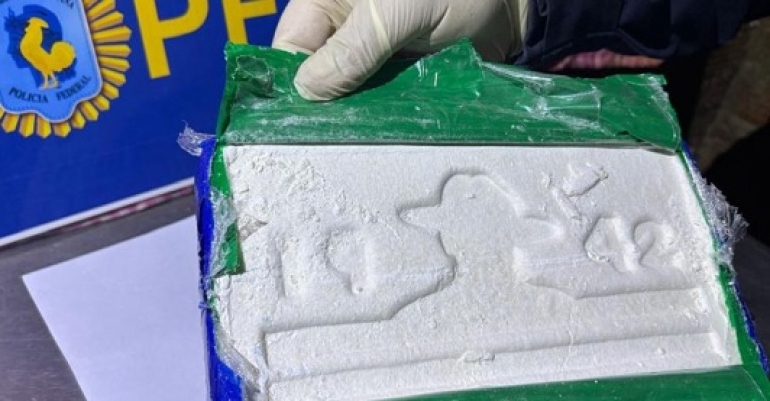 Secuestraron ladrillos de cocaína con el sello "Don Julio 70 1942" en allanamientos en Bº Las Flores