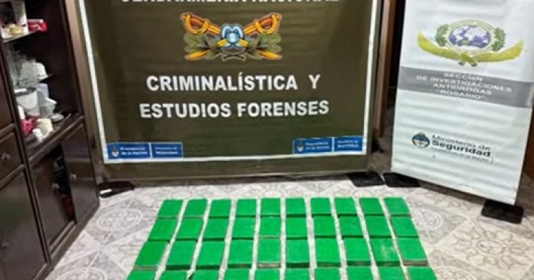 Le secuestraron 55 kg de cocaína en Roldán a un miembro de la avioneta narco