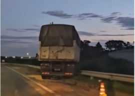 Dos camiones chocaron en autopista a Santa Fe y la cabina de uno cayó del puente