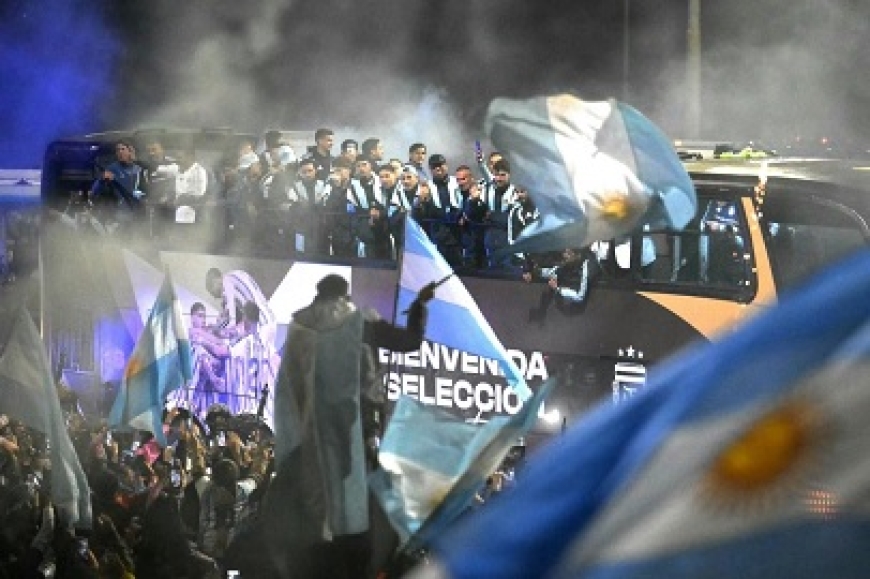 Llegó la Selección Argentina y la gente acompañó hasta el predio de Ezeiza