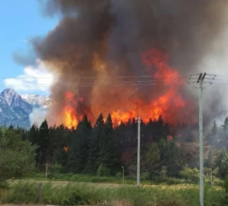 Sin control: Incendio en Epuyén: varias estructuras afectadas, más de 60 evacuados y el combate continuará durante la noche