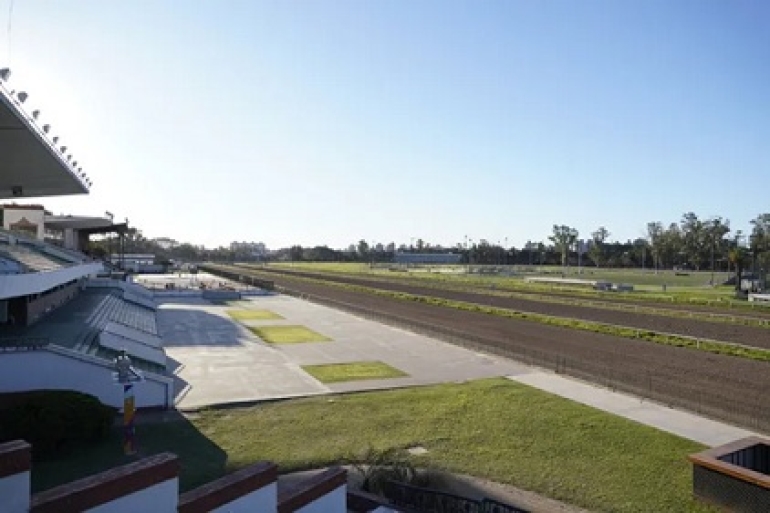 Podría concretarse que el Hipódromo de Rosario tenga canchas de pádel y tenis