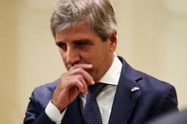 El Gobierno exhibe calma macro, mientras la crisis micro escala por el endeudamiento