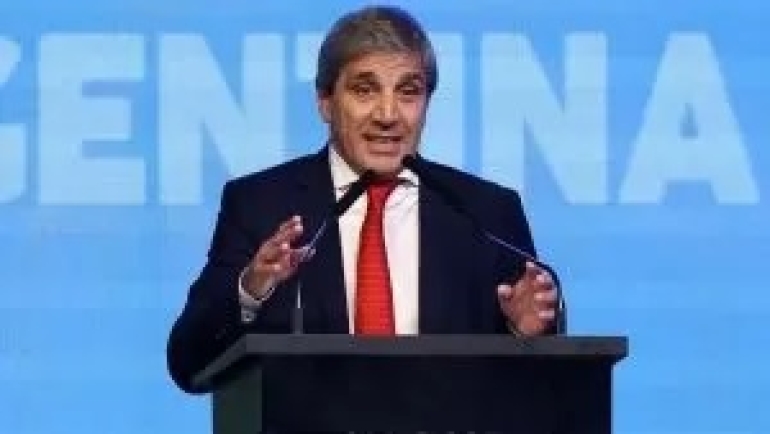 Caputo anunció que le prestarán dólares y que no devaluará