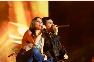 Milo J heredó el poncho sagrado en su debut en Cosquín Folklore