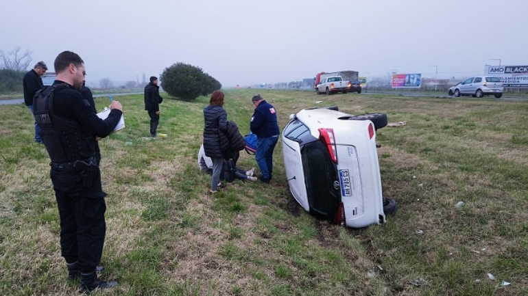 AU Rosario - Córdoba: El conductor de un auto perdió el control del rodado y terminó en el cantero central