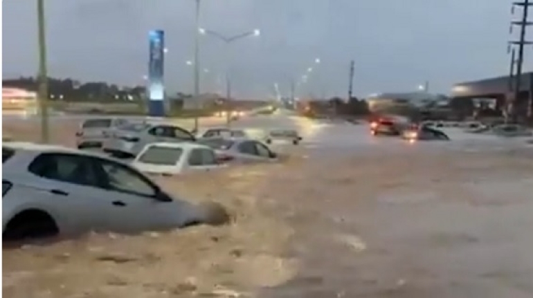 Bahía Blanca bajo el agua: Evacuaron el hospital y a varias familias por el temporal