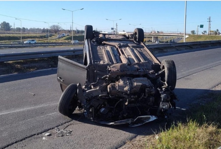 Perdió el control del auto y volcó en Circunvalación y Uriburu