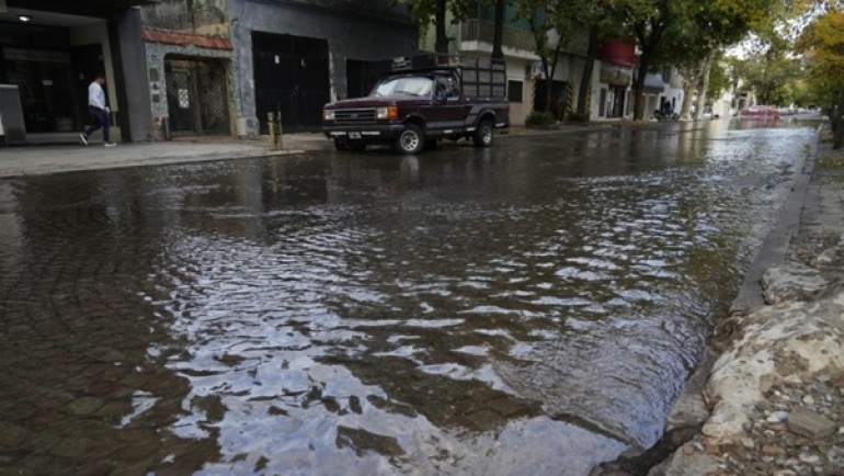 Colapsó un caño de agua en zona Sur