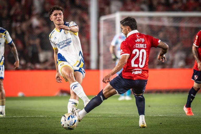 Central perdió con Independiente y el invicto y a Malcorra por expulsión