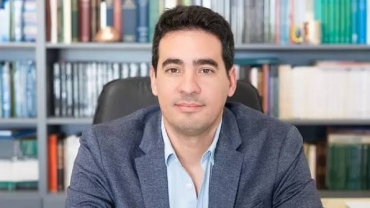 ERRORES Y CRÍTICAS MARCANDO EL PRIMER MES DE ADRIÁN RAVIER COMO VOCERO PRESIDENCIAL