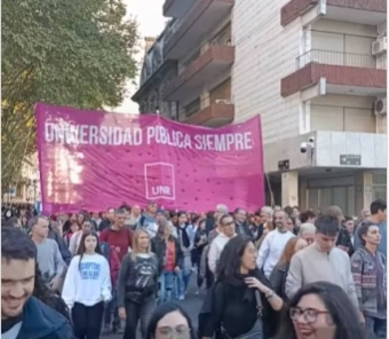 Docentes y alumnos exigieron que el Gobierno de Milei cumpla con la Ley de Financiamiento Universitario